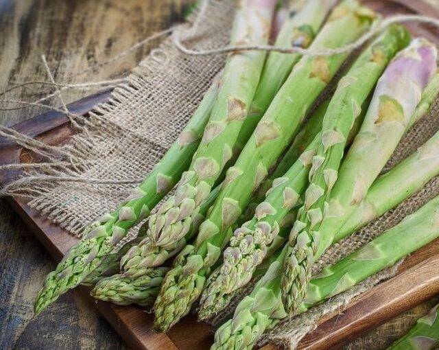 Gebratener grüner Spargel mit Parmesan